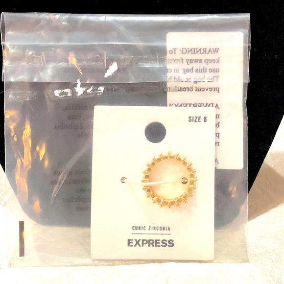 💍 EXPRESS Baguette Ring clear crystal w/gold trim size 6 NWT 🛍 - Picture 6 of 8